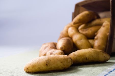 Ausgekippte Kartoffeln aus einem Körbchen.